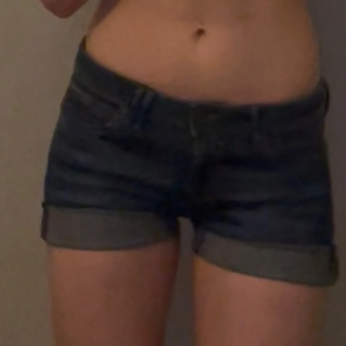 Lågmidjade jeansshorts med upprullade ben - 1