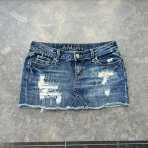 Mini jeanskjol - Så himla snygg jeanskjol med coola slitningar. Har tyvärr ingen bild på då de inte inte passar mig💕 midjemått: ca 39 cm💕