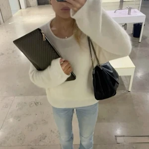 Vit stickad tröja/Biały dziergany sweter - Mysig vit stickad tröja med långa ärmar. Perfekt för kyligare dagar och ger en stilren look. Passar bra till jeans eller kjol.