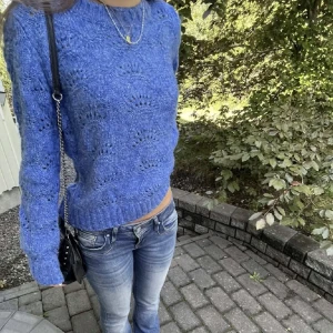 Blå stickad tröja - Säljer denna snygga stickade tröjan ifrån Pieces. Den är nästan som i nyskick🥰skriv om ni har fler frågor annars är det bara att trycka på köp nu💕 inte mina bilder och pris kan diskuteras 
