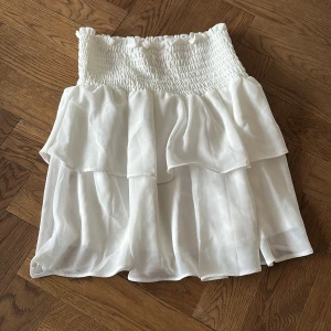 Vit volangkjol med smock - Vit volangkjol💝