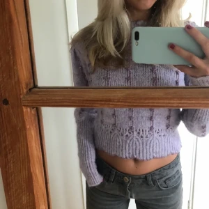 Ljuslila stickad croppad tröja från Zara - Superfin ljuslila stickad tröja från Zara med glittriga rosa detaljer. Tröjan är croppad och har långa ärmar samt ribbade muddar. Perfekt för lager-på-lager och ger en mysig vibe till din outfit. Storleken är L men skulle säga att den är Xs/S stolek. (Är S och den är som på bilden på mig)