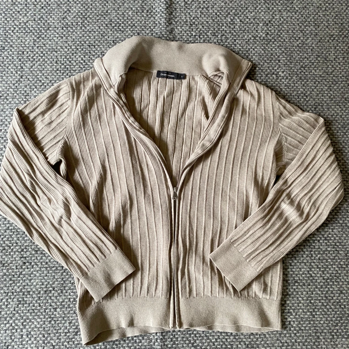 Beige ribbad kofta med dragkedja