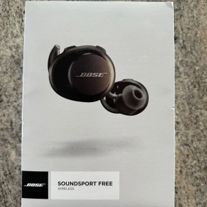Bose SoundSport Free Wireless hörlurar - Trådlösa in-ear hörlurar från Bose, modell SoundSport Free. Svart färg med laddningsetui, extra öronproppar i storlekarna S och L samt laddningskabel. Perfekta för träning och rörelse med stabil passform. Köpte till far i födelsedags present, inget för honom därav endast testade. Nypris 2490kr.