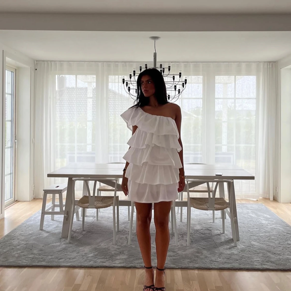 Vit volangklänning med one shoulder  - 2