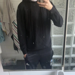 Svart kashmir Hoodie  - Säljer en svart kashmir Hoodie från gardegrisch med huva och snören