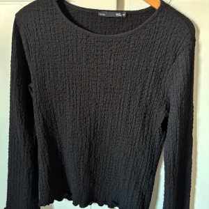 Tajt tröja - Säljer denna svarta tajta tröja från lager 157. Säljer då jag har två likadana!