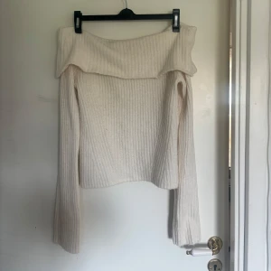 Off-shoulder stickad tröja - Denna stickade tröja är off shoulder och är super mysig och skönt material som inte kliar. Den är använd 1-2 gånger, så väldigt bra skick. Köpt för 350kr 
