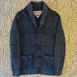Tjena! Säljer nu denna tvär feta Hilfiger Koftan! | Skick 9/10 riktigt bra | Nypris ca 3000kr | Mitt pris 1199kr | Kom gärna pm vid frågor eller funderingar! | Postas eller möta upp i Gävle!