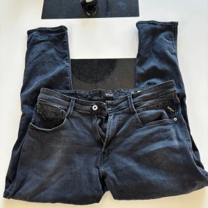 Svarta Replay Jeans - Snygga replay jeans i svart färg. Har endast testat byxorna en gång men inte kommit till användning. I storlek 34/30 (bredd 34, längd 30).