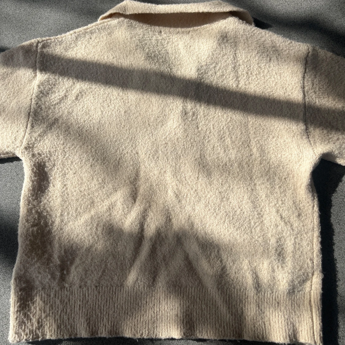 Beige stickad tröja med krage - 2