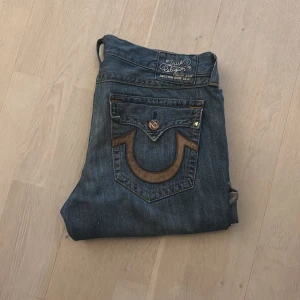 True religion jeans - Size 38x34  (Midjemått 50cm) (ytterbens längd 109cm) (benöppningen 29cm) kom privat för fler bilder samt frågor  