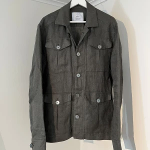 Bläck Overshirt grön  - Säljer denna sjukt snygga Overshirten från Bläck⭐️ Färgen är olivgrön och storleken är M✅Jackan har inga defekter och skicket är utomordentligt🙌🤝 Sjukt najs passform och passar perfekt som vår och sommarjacka☀️🙌 Tveka inte på att höra av er dig vid minsta fråga eller fundering😊