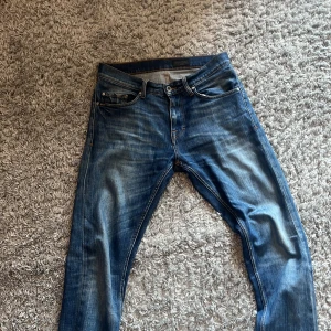 Blå jeans från Tiger of Sweden - Snygga blå jeans från Tiger of Sweden. De har en normal passform och är perfekta för en stilren look. Hör av er vid funderingar. 
