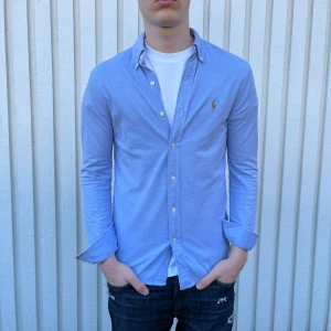 Ralph lauren skjorta - Snygg skjorta ifrån Ralph Lauren i storlek S!Skjortan är lite liten i storlek och sitter mer som en XS. Den är i Toppenskick✅. Jag är 180cm lång