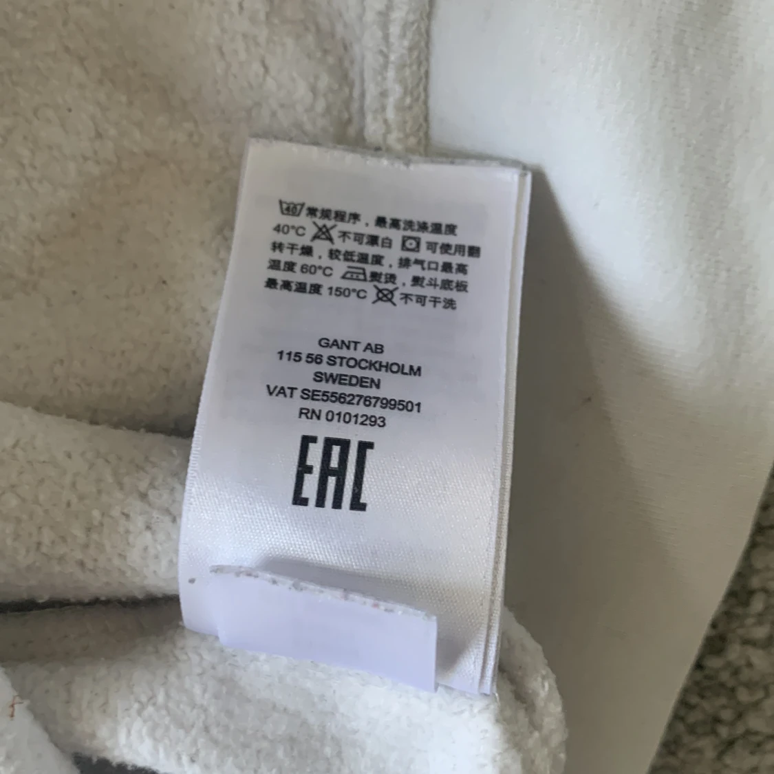 Vit hoodie från GANT med broderad logga - 2