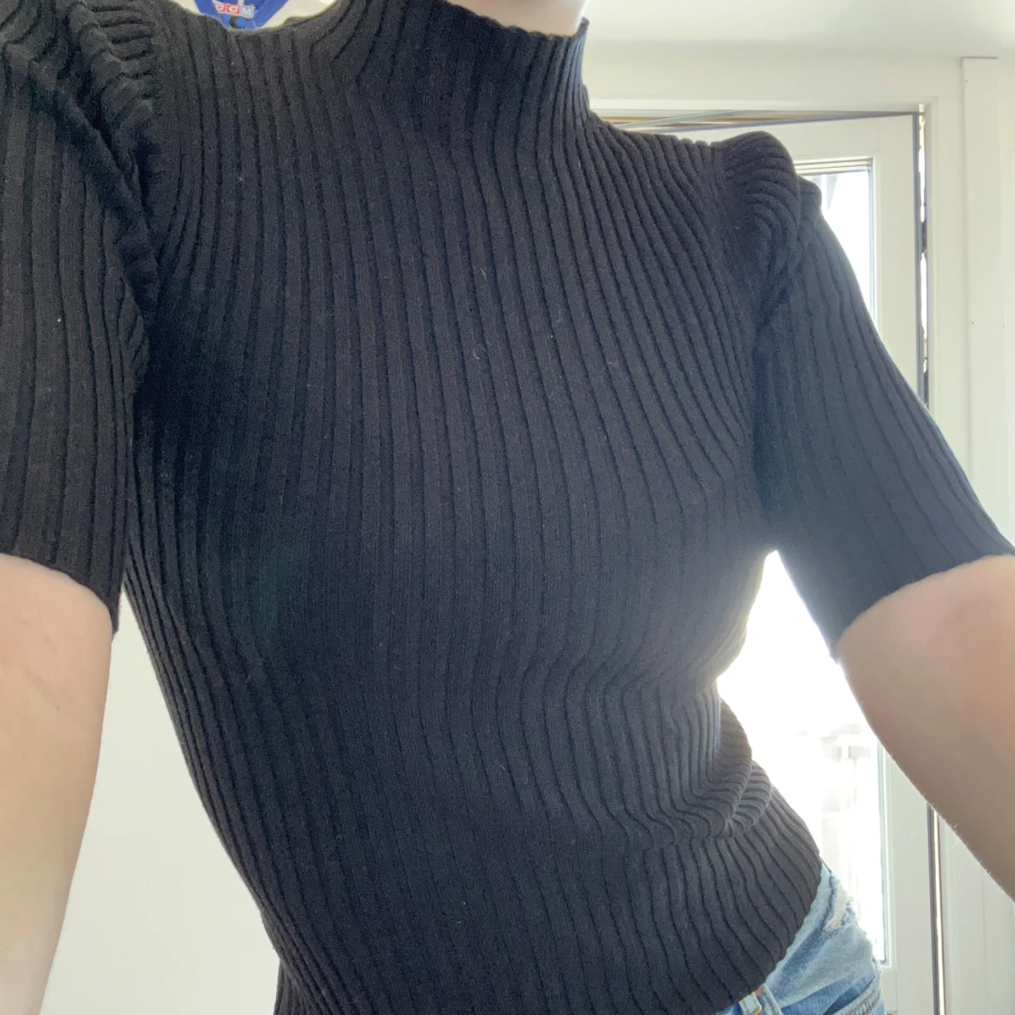 Svart ribbad topp med halv polo - 2