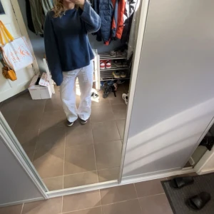 Linnebyxor - Säljer ett par vita byxor från bpc bonprix collection med normal passform och raka ben. Byxorna har dragsko i midjan, fickor fram och bak samt är tillverkade i ett lätt bomullsmaterial. Perfekta till sommaren💕