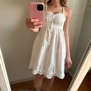 Vit sommarklänning - Superfin vit klänning som knappt är använd - perfekt till sommarens festligheter! Små vita blommor är broderade på tyget, se bild 3 och 4!! Jättefint skick, endast lite missfärgad på insidan, se bild 5 (inget som man tänker på från utsidan) Barn storlek 160, men skulle säga att det motsvarar xxs eller xs!! Tveka inte att höra av er om ni har några funderingar eller vill ha fler bilder💗  