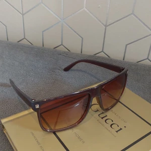 Bruna Solglasögon  - Snygga bruna solglasögon med brunt glas || helt nya