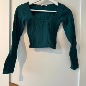 Grön ribbad topp  - Säljer en grön ribbad croppad topp från Zara!