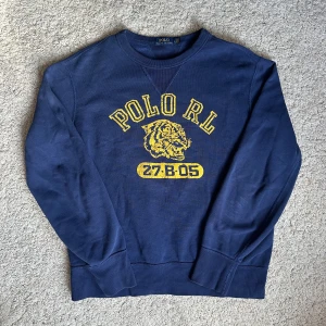 Ralph lauren tröja - Mörkblå Ralph lauren tröja med tryck. Storlek L men kan även passa M. Väldigt bra skick, skriv vid frågor❗️
