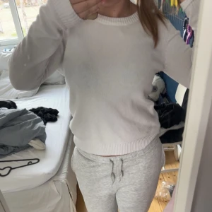 Stickad tröja🤍 - Vit stickad tröja från Vila. Tröjan har ett litet hål i ena ärmen, se bild, men utöver det är den i bra skick! Säljes då den tyvärr inte kommer till användning längre💗 nypris: ca 330kr
