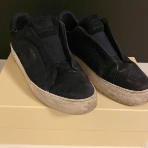 Arigato Skor - Säljer ett par arigatos i fint skick, Storlek 43. Kom med bud om inte priset passar