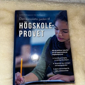 Den kompletta guiden till Högskoleprovet - .Boken 'Den kompletta guiden till Högskoleprovet' av Lukas Holmegaard och Nils Holmegaard. Perfekt för dig som vill förbereda dig inför högskoleprovet med strategier, övningar och tips för alla delprov. Mjukpärm.  Endast kollat igenom direkt efter köp, helt orörd. 
