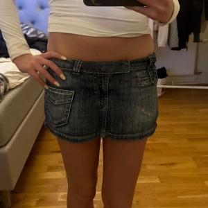 Jeanskjol  - Lågmidjad jeans kjol, osäker om jag vill sälja 😇😇