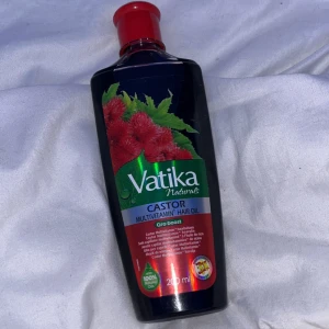 Vatika Ricinolja - En flaska Vatika Castor Multivitamin Hair Oil, 200 ml. Oljan är framtagen med ricinolja och flera vitaminer för att boosta hårväxt. 