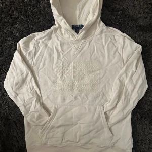 Polo Ralph Lauren hoodie - Säljer nu denna riktigt snygga Polo Ralph Lauren hoodien i storlek M 10-12 år och i skick 8/10. Orginal pris - 1500kr Vårat pris - 299kr. Priset är ej hugget i sten! Skriv vid minsta lilla fundering!🙌