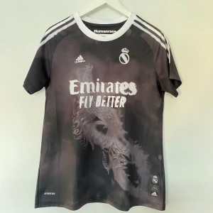 Real Madrid Fotbollströja - Säljer en svart speciell edition Real Madrid fotbollströja från säsongen 2020/21. Storlek M i väldigt bra skick.