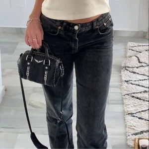 Mörk grå jeans/ Ciemnoszare dżinsy - Mörkgrå jeans – nästan nya! Perfekt passform och tidlös stil. Endast använda några få gånger, i mycket bra skick utan noppor eller skador. Passar som både S och XS i storlek!