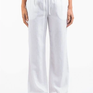 Madlady linnebyxor - Säljer dessa vita linnebyxor från madlady. Knappt använda. Nypris 599, pris kan diskuteras 💓Storlek XS, Tall