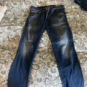 Blå jeans från Replay - Säljer ett par snygga blå jeans från Replay. De har en klassisk femficksdesign och en bekväm passform. Perfekta för en avslappnad stil. Märkeslappen syns tydligt på insidan.