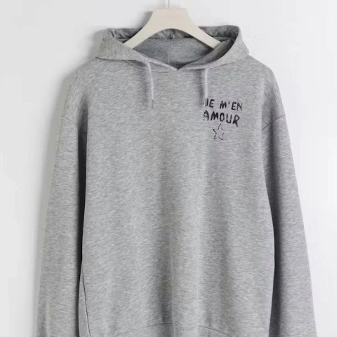 Grå hoodie med text och stjärna