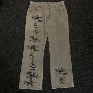 Lymore ”jag älskar dig” Jeans - Storlek: w34/L30, skulle säga 32 midja enligt mig. Inga flaws. Textilfärg använt till trycket.