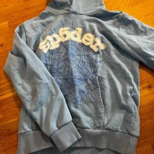 Spider Hoodie  - Baby blue spider hoodie använt knappt och i bra kondition