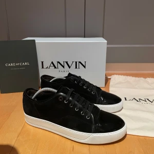 Lanvin cap toe skor - Säljer nu mina extremt snygga och eftertraktade svarta lanvins cap toe i storlek UK9 vilket motsvarar 43| sitter lite större i storlek så passar även 44| skick:8,5/10, de är i mycket bra skick och sparsamt använda. Nypris:ca 5000kr| allt OG medföljer: box, dustbag och även kvitto. Skorna är målade med vit skofärg vilket gör att de ser ut som nya! Priset ej hugget i sten! Bara höra av sig vid frågor!