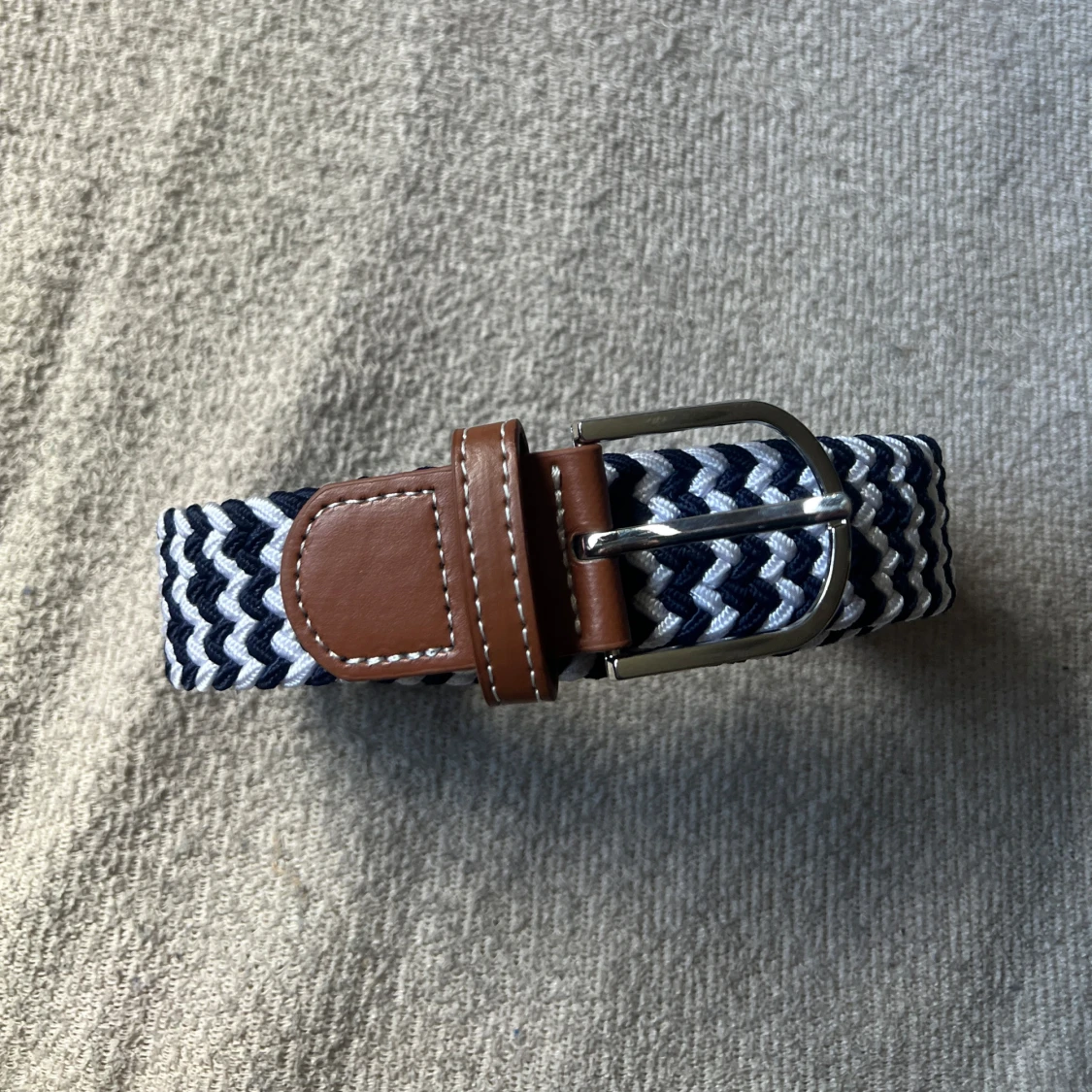 Mörkblå/vit randigt flätat bälte