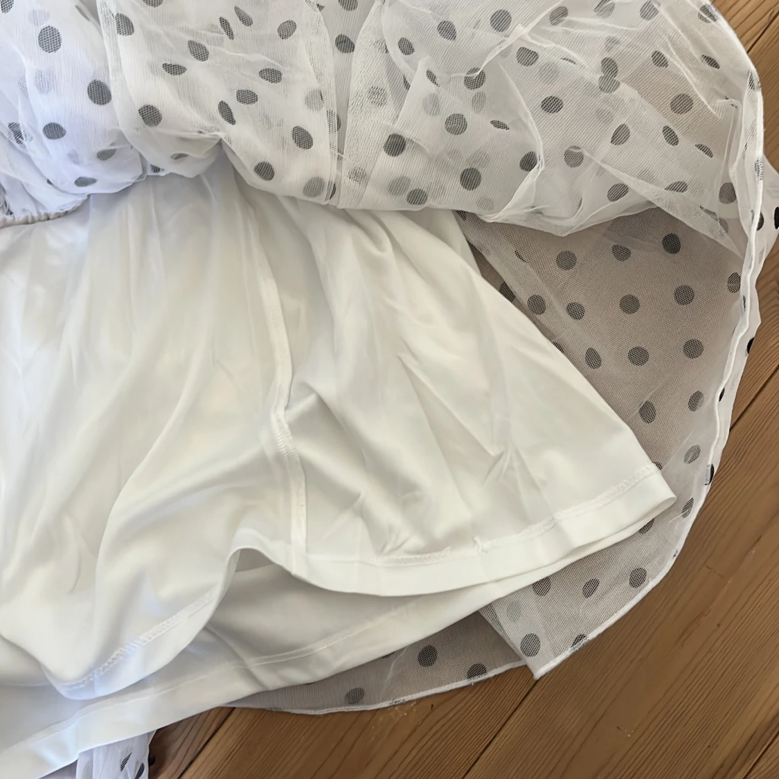 Vit prickig klänning med volanger - 2