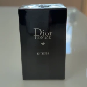 Parfym Dior Homme Intense 50 ml - jag säljer denna parfym Dior Homme Intense på 50 ml, den är helt oöppnad och har fortfarande plasten kvar. hann avsluta det med en kille precis innan hans födelsedag och det är försent att returnera… nypris för den är över 1 tusen kronor och jag säljer den för 900kr. hör av er vid intresse eller fler frågor!