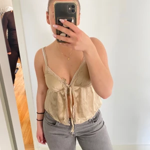 Beige croppad linnetopp med knyt - Från NAKD