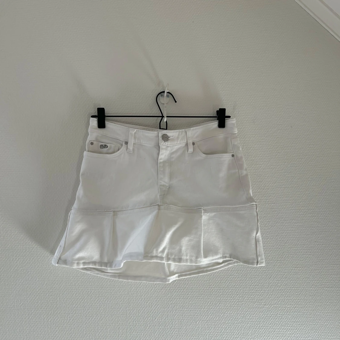 Vit jeanskjol med volang