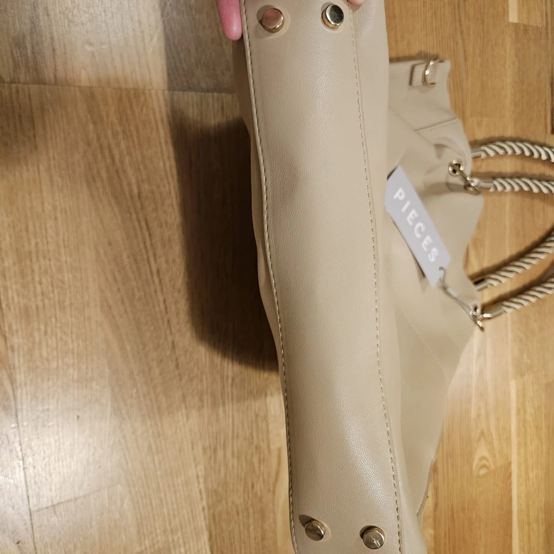 Beige axelväska från Pieces med repdetaljer - 2