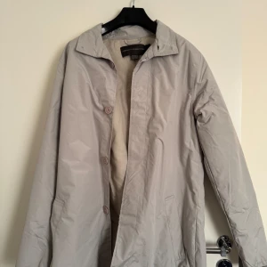 Ljusgrå jacka från French Connection - Säljer en stilren ljusgrå jacka från French Connection. Jackan har knäppning framtill med diskreta knappar och klassisk krage. Perfekt för dig som gillar en minimalistisk look.