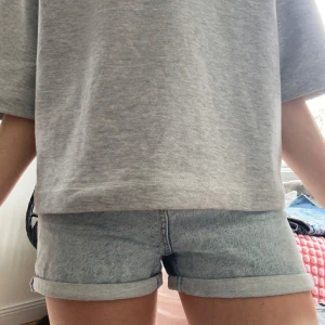 Ljusblå jeansshorts  - Säljer ett par ljusblå jeansshorts från Lindex! De har inga defekter och bilderna är mina💖 Jag tror inte att de säljs längre, skriv för fler bilder💕💕 Pris kan diskuteras💖