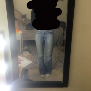 Levis 501 ljusblå jeans med bootcut - säljer mina ljusblå Levis 501 jeans i storlek M. dom är för stora för mig därför säljer jag dom. jätte fin ljusblå färg som nästan passar till allt. använda ett antal gånger o de finns 2 lagade hål på baksidan av dem, därav att pris kan diskuteras så du känner dig bekväm med köpet🥰
