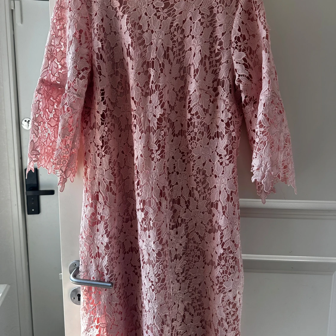 Rosa spetsklänning från STOCKH LM